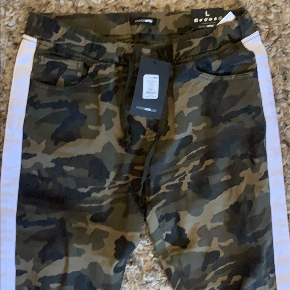 SOLD🚨Men’s size large fashionova pants